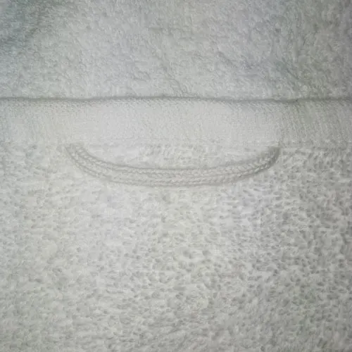 Fehér frottir törölköző akasztóval